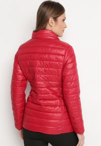 Born2be - Czerwona Kurtka Pikowana na Sezon Przejściowy Verlisa. Okazja: na co dzień. Typ kołnierza: bez kaptura. Kolor: czerwony. Styl: casual #4