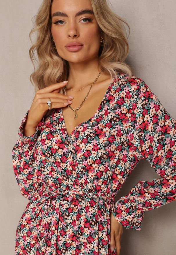 Renee - Czerwono-Czarna Rozkloszowana Sukienka w Kwiaty z Wiskozy Carollisa. Kolor: czerwony. Materiał: wiskoza. Wzór: kwiaty. Typ sukienki: kopertowe. Długość: maxi