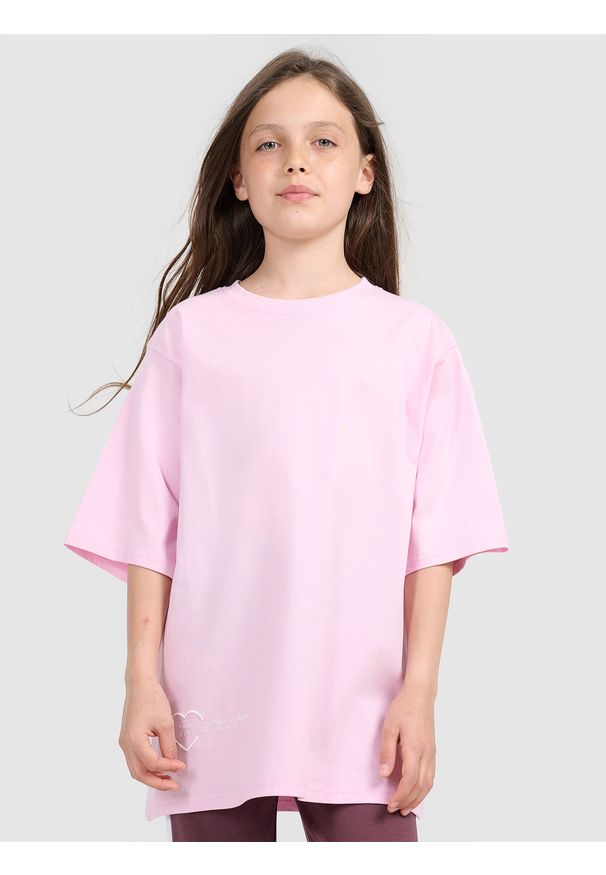 4f - 4F T-shirt oversize z nadrukiem dziewczęcy - różowy 122 (6-7 lat). Okazja: na co dzień. Kolor: różowy. Materiał: jersey, bawełna. Wzór: nadruk. Sezon: lato. Styl: sportowy, klasyczny, casual