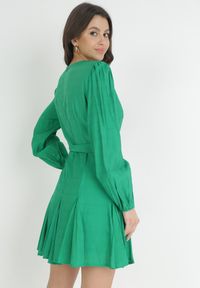 Born2be - Zielona Sukienka z Trójkątnym Dekoltem i Wiązaniem w Pasie Wesleig. Kolor: zielony. Materiał: materiał. Długość rękawa: długi rękaw. Długość: mini #3