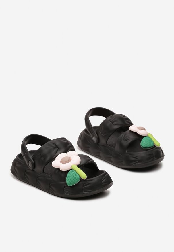 Renee - Czarne Sandały z Paskiem na Piętę i Ozdobnym Kwiatkiem Qiara. Zapięcie: pasek. Kolor: czarny. Wzór: kwiaty. Sezon: lato