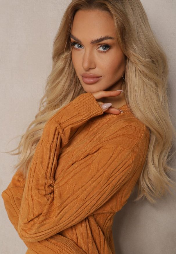 Renee - Jasnobrązowy Sweter z Wiskozą Ozdobiony Tłoczeniem Savra. Kolor: brązowy. Materiał: wiskoza. Wzór: aplikacja. Sezon: zima