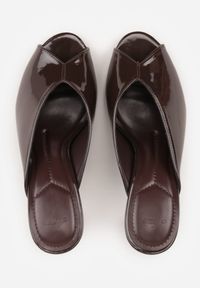 Born2be - Brązowe Lakierowane Klapki na Szpilce z Odkrytym Noskiem Lilyera. Okazja: na co dzień, do pracy. Kolor: brązowy. Materiał: lakier. Obcas: na szpilce. Styl: casual, elegancki #8