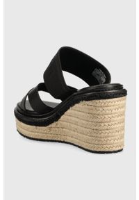 Calvin Klein klapki WEDGE 50HH - HE damskie kolor czarny na koturnie HW0HW01498. Kolor: czarny. Materiał: materiał, skóra, guma, włókno. Wzór: nadruk. Obcas: na koturnie #3