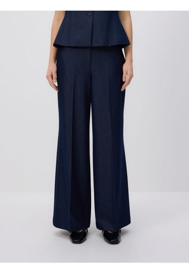 Reserved - Spodnie z kantem - granatowy. Kolor: niebieski. Materiał: tkanina, wiskoza