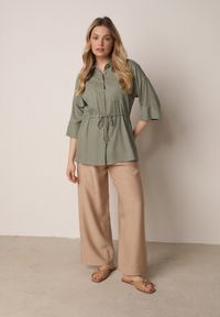 Born2be - Zielona Koszula z Bawełną i Lnem Ozdobiona Wycięciami i Ściągana w Pasie Harwinds. Okazja: do pracy, na co dzień. Kolor: zielony. Materiał: bawełna, len. Wzór: aplikacja. Styl: klasyczny, casual #2
