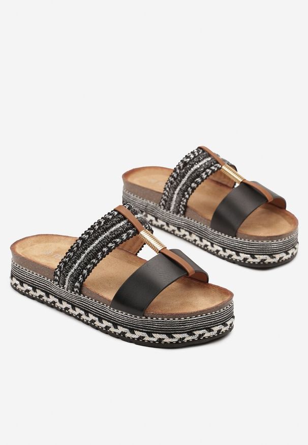 Renee - Czarne Klapki Boho ze Zdobieniami z Plecionki i Metalicznymi Przeszyciami Quileldi. Okazja: na imprezę, na spacer. Kolor: czarny. Wzór: aplikacja. Sezon: lato. Styl: boho