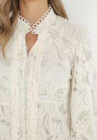Born2be - Jasnobeżowa Sukienka Toppey. Typ kołnierza: kołnierzyk stójkowy. Kolor: beżowy. Materiał: tkanina, koronka. Wzór: ażurowy. Styl: boho. Długość: mini #5