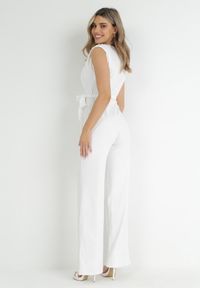 Born2be - Biały Kombinezon z Kopertowym Dekoltem i Wiązaniem w Talii Vannessa. Kolekcja: dla wysokich. Kolor: biały. Materiał: materiał, prążkowany. Długość: długie #4