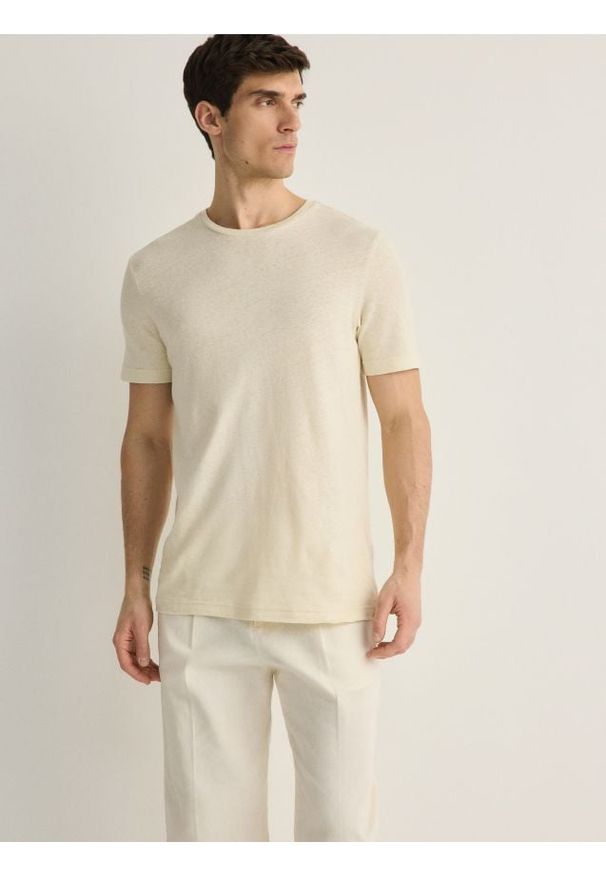 Reserved - T-shirt regular fit z lnem - beżowy. Kolor: beżowy. Materiał: len