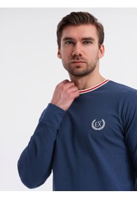 Ombre Clothing - Męski bawełniany longsleeve z dekoltem U w paski i haftem – ciemnoniebieski V3 - Rozmiar: M. Kolor: niebieski. Materiał: bawełna. Długość rękawa: długi rękaw. Wzór: haft, paski. Styl: sportowy #4