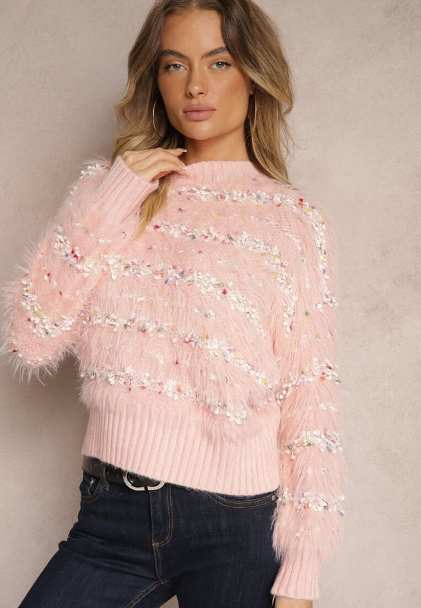 Renee - Różowy Sweter z Dodatkiem Bawełny Ozdobiony Kolorową Nicią Raiqua. Okazja: na co dzień. Kolor: różowy. Materiał: bawełna. Wzór: aplikacja, kolorowy. Styl: elegancki, casual