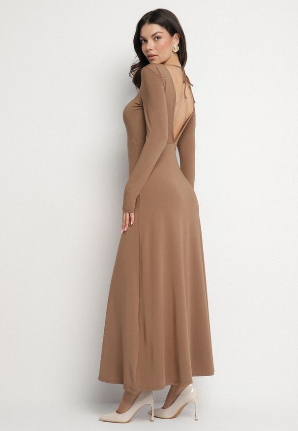 Born2be - Brązowa Rozkloszowana Sukienka z Wiskozą z Odkrytymi Plecami i Wiązaniem Irellisa. Okazja: na co dzień. Kolor: brązowy. Materiał: wiskoza. Styl: elegancki, casual