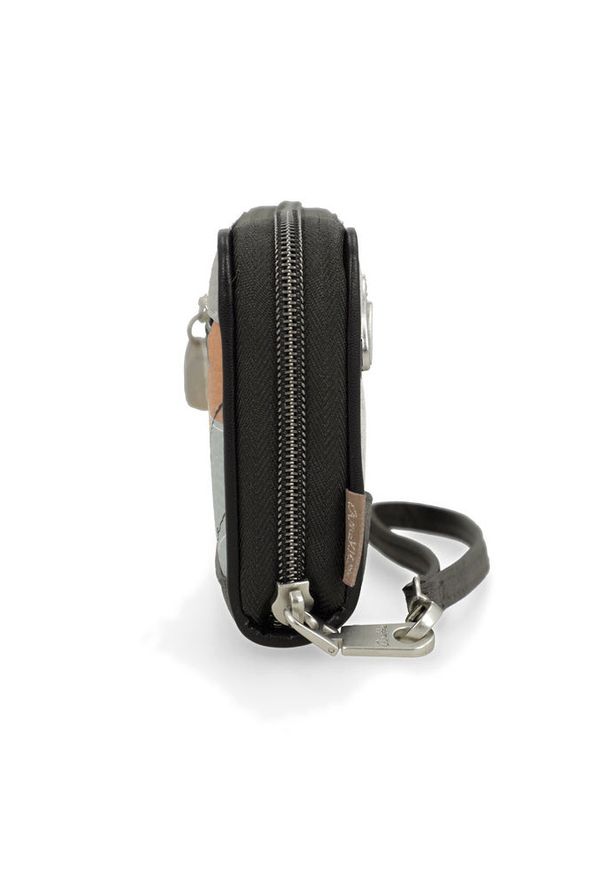 Portfel damski Anekke, z ozdobnym nadrukiem i metalowym logo zapinany na suwak wyposażony w liczne przegrody na karty miejsce na banknoty oraz kiesze. Kolor: brązowy. Wzór: nadruk