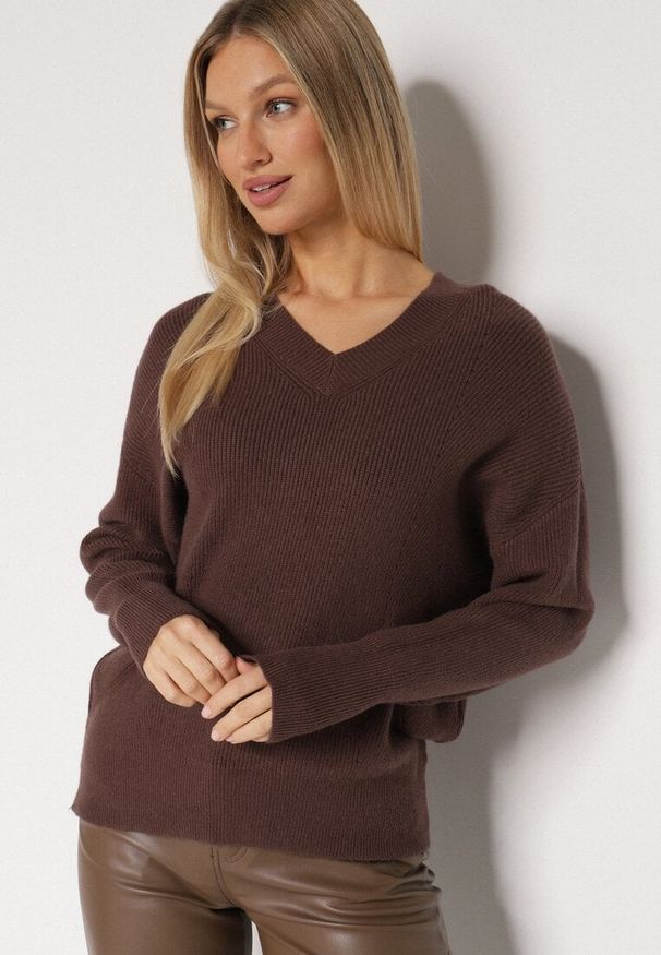 Born2be - Brązowy Sweter z Domieszką Kaszmiru z Dekoltem w Serek Feralaine. Okazja: na co dzień, na spotkanie biznesowe. Typ kołnierza: dekolt w serek. Kolor: brązowy. Materiał: kaszmir. Styl: klasyczny, casual, elegancki, biznesowy
