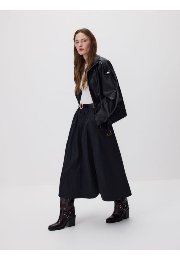 Reserved - Spódnica midi z paskiem - czarny. Kolor: czarny. Materiał: tkanina. Wzór: gładki