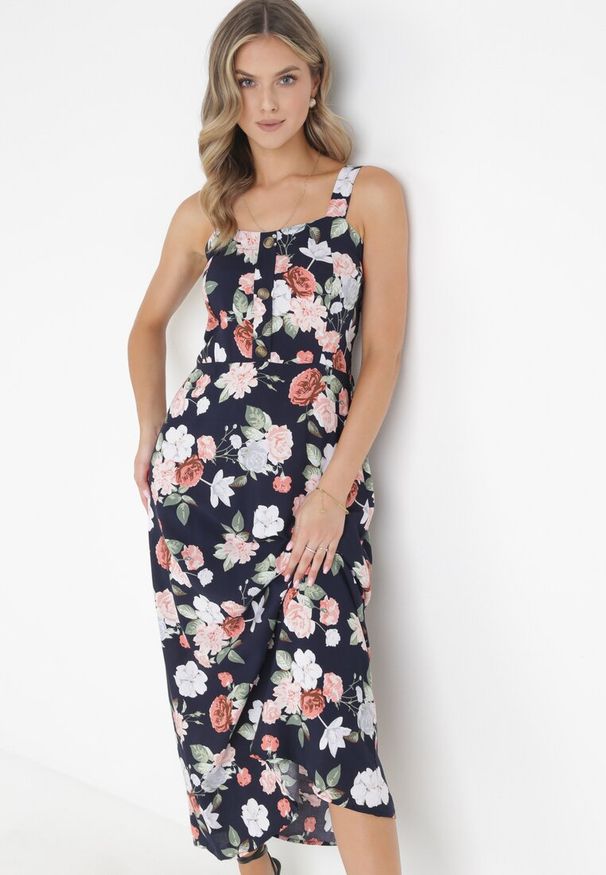 Born2be - Czarna Sukienka Maxi na Szerokich Ramiączkach z Ozdobnymi Guzikami w Kwiaty Delphyne. Kolor: czarny. Materiał: tkanina. Długość rękawa: na ramiączkach. Wzór: kwiaty. Długość: maxi