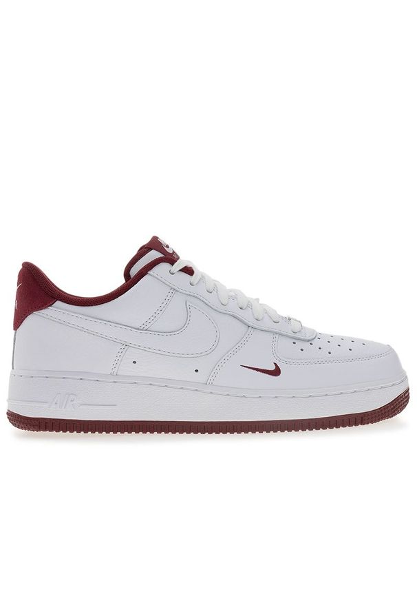 Buty męskie Nike Air Force 1 '07 LV8 HM9483-100 - białe. Zapięcie: sznurówki. Kolor: biały. Materiał: skóra. Szerokość cholewki: normalna. Sezon: lato. Model: Nike Air Force