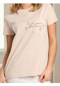Sinsay - Bawełniana koszulka z haftem - beżowy. Kolor: beżowy. Materiał: bawełna. Wzór: haft