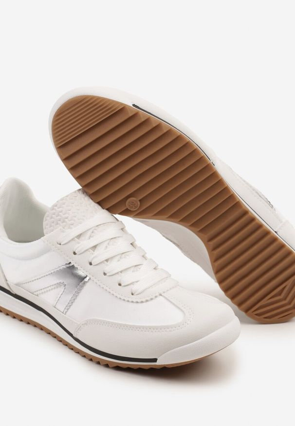 Renee - Białe Sneakersy Ozdobione Geometrycznym Motywem Clevandra. Okazja: na co dzień. Kolor: biały. Materiał: jeans. Szerokość cholewki: normalna. Wzór: aplikacja, geometria