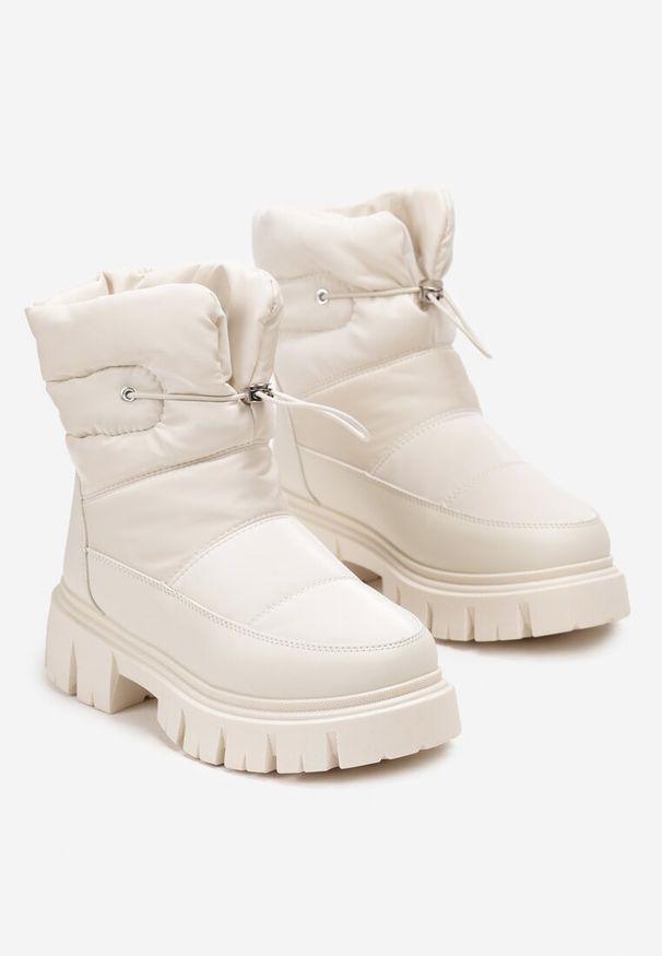 Renee - Beżowe Śniegowce na Niskiej Platformie z Ozdobnym Pikowaniem i Ściągaczem Raballa. Wysokość cholewki: za kostkę. Kolor: beżowy. Materiał: futro, materiał. Sezon: zima. Obcas: na platformie