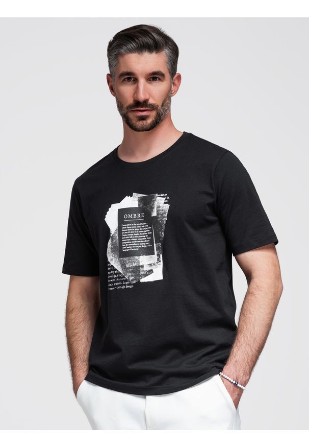 Ombre Clothing - Męska bawełniana koszulka z ciekawym nadrukiem na klatce piersiowej - czarna V1 - Rozmiar: L. Okazja: na co dzień. Kolor: czarny. Materiał: bawełna. Długość rękawa: krótki rękaw. Długość: krótkie. Wzór: nadruk. Styl: casual