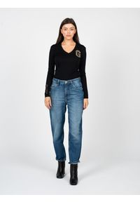 Guess Jeansy Mom Fit | W2RA21D3Y0V | Kobieta | Niebieski. Okazja: na co dzień. Stan: podwyższony. Kolor: niebieski. Długość: do kostek. Wzór: aplikacja. Styl: retro, elegancki, casual, vintage
