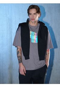 4f - 4F T-shirt loose z nadrukiem męski - szary L. Okazja: na co dzień. Kolor: szary. Materiał: dzianina, bawełna, materiał. Wzór: nadruk. Styl: casual #1