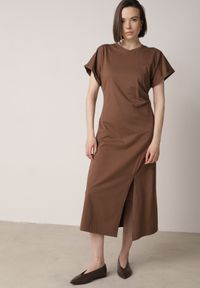 Born2be - Brązowa Sukienka o Rozkloszowanym Kroju z Marszczeniem i Rozcięciem Zinnariae. Okazja: na co dzień. Kolor: brązowy. Materiał: jeans. Styl: casual #1