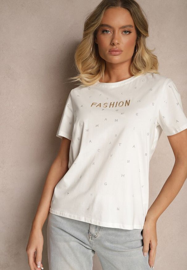 Renee - Biały Bawełniany T-shirt Ozdobiony Napisem i Cyrkoniami Nalavenna. Okazja: na co dzień. Kolor: biały. Materiał: bawełna. Wzór: aplikacja, napisy. Styl: casual