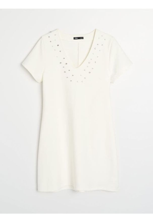 Sinsay - Sukienka mini z ozdobnymi dżetami przy dekolcie - kremowy. Kolor: kremowy. Długość: mini