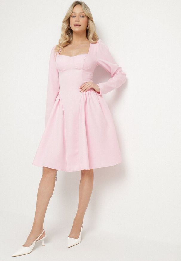 Born2be - Różowa Rozkloszowana Sukienka z Usztywnianymi Miseczkami Tillimara. Kolor: różowy. Typ sukienki: dopasowane