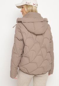 Born2be - Ciemnobeżowa Pikowana Kurtka o Pudełkowym Kroju z Kapturem i Ściągaczami Selizola. Okazja: na spacer. Typ kołnierza: kaptur. Kolor: beżowy. Materiał: skóra, jeans. Styl: sportowy #3