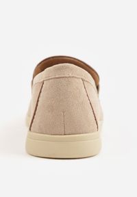 Renee - Ciemnobeżowe Mokasyny z Imitacji Zamszu z Zawieszką na Nosku Theophitos. Okazja: na spacer. Kolor: beżowy. Materiał: zamsz. Wzór: grochy. Styl: elegancki, retro #9