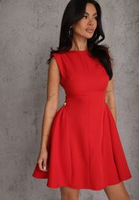 Renee - Czerwona Rozkloszowana Sukienka Bez Rękawów z Odpinanymi Aplikacjami w Pasie Maridina. Kolor: czerwony. Materiał: tkanina. Długość rękawa: bez rękawów. Wzór: aplikacja. Sezon: lato. Typ sukienki: trapezowe. Styl: klasyczny, elegancki #1