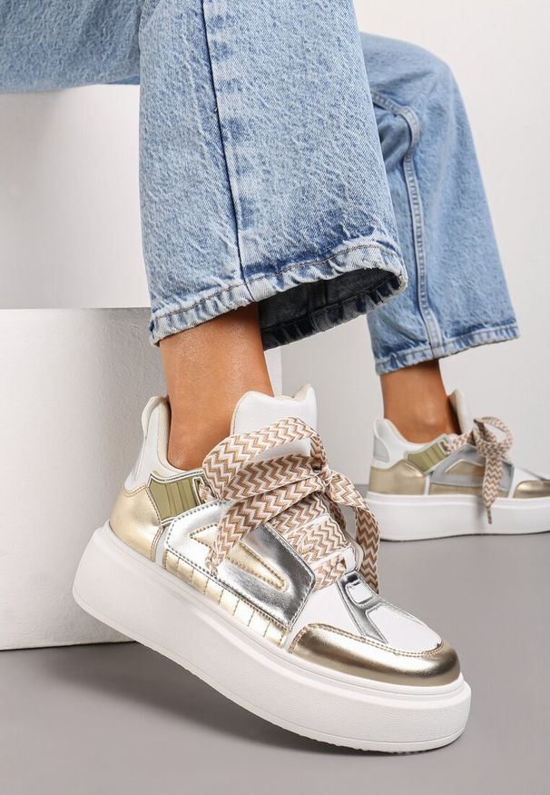 Renee - Biało-Złote Sneakersy Na Niskiej Platformie z Szerokimi Sznurówkami we Wzorek Vidira. Okazja: na co dzień. Zapięcie: sznurówki. Kolor: biały. Materiał: jeans. Obcas: na platformie