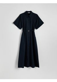Reserved - Koszulowa sukienka midi z paskiem - granatowy. Kolor: niebieski. Materiał: bawełna. Typ sukienki: koszulowe. Długość: midi