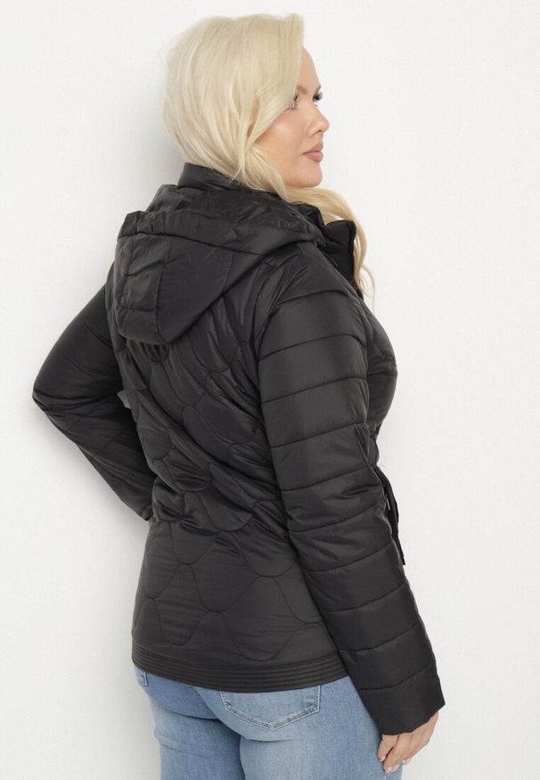 Born2be - Czarna Kurtka Pikowana Przeciwwiatrowa z Odpinanym Kapturem Wlerra. Kolekcja: plus size. Kolor: czarny