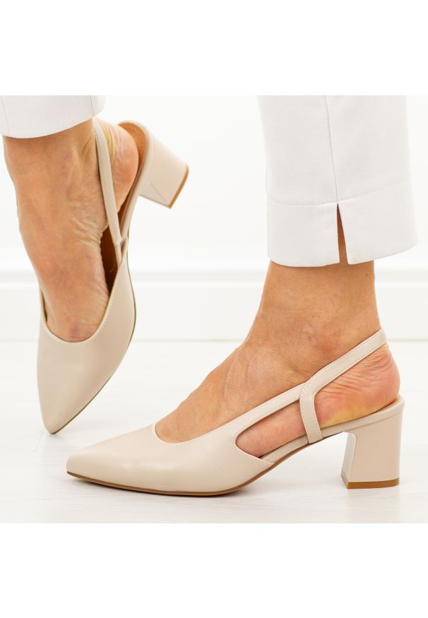 Cieliste czółenka damskie bez pięty Sergio Leone Sk472. Okazja: do pracy, na wesele, na ślub cywilny. Zapięcie: pasek. Materiał: skóra. Sezon: jesień, wiosna, lato. Obcas: na obcasie. Styl: elegancki, klasyczny. Wysokość obcasa: średni