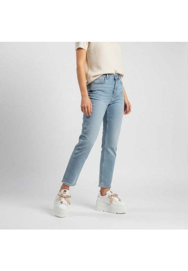 Sneakersy damskie Karino, cholewka ze skóry naturalnej gładkiej ozdobne sznurowanie z szerokimi wstążkami masywna podwyższona podeszwa zapewniająca s. Okazja: na co dzień. Zapięcie: sznurówki. Kolor: biały. Materiał: skóra. Szerokość cholewki: normalna. Wzór: gładki. Obcas: na platformie. Styl: elegancki, casual