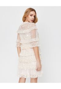 NEEDLE & THREAD - Błyszcząca sukienka mini Eloise. Kolor: beżowy. Materiał: tiul, koronka. Wzór: aplikacja, kwiaty. Typ sukienki: kopertowe. Styl: wizytowy. Długość: mini #5