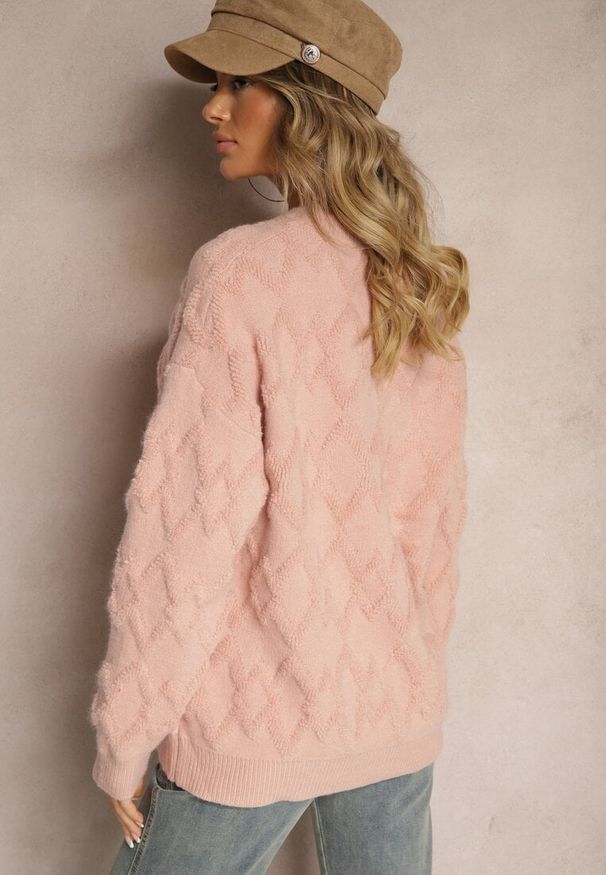 Renee - Różowy Luźny Sweter o Pudełkowym Kroju i Tłoczonym Splocie ze Ściągaczami Elomara. Okazja: na co dzień. Kolor: różowy. Materiał: jeans. Wzór: ze splotem. Styl: elegancki, casual