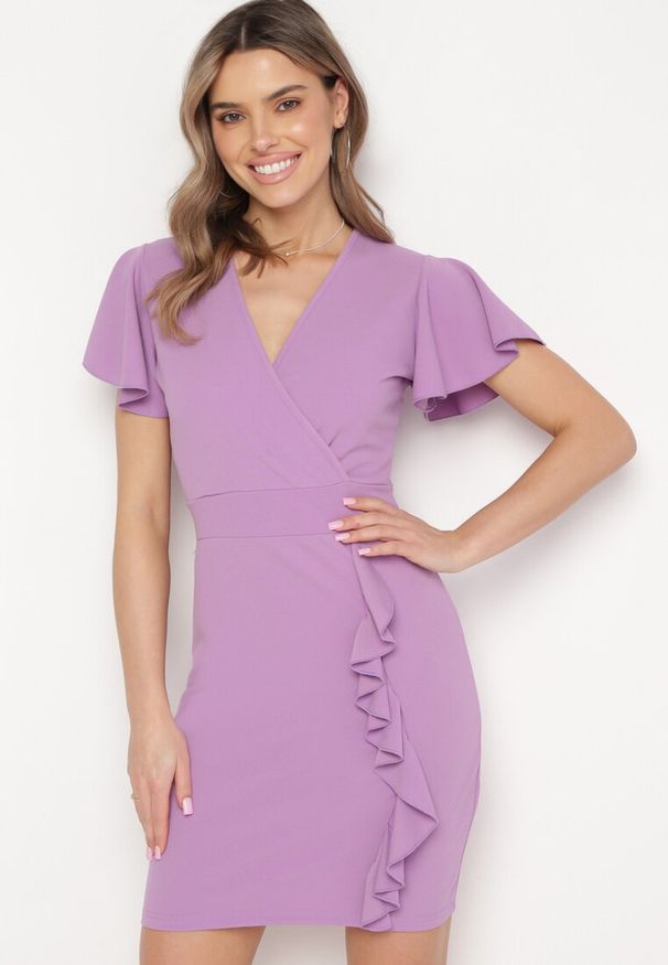 Born2be - Fioletowa Dopasowana Sukienka Mini z Kopertowym Dekoltem i Ozdobną Falbanką Gwendara. Kolor: fioletowy. Typ sukienki: kopertowe. Styl: elegancki. Długość: mini