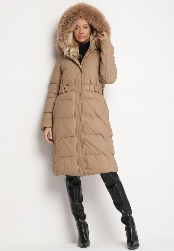 Born2be - Jasnobrązowa Pikowana Kurtka z Odpinanym Kapturem z Futerkiem Innalisse. Okazja: do pracy, na co dzień, na spotkanie biznesowe. Kolor: brązowy. Materiał: futro. Długość rękawa: długi rękaw. Długość: długie. Styl: casual, elegancki, biznesowy