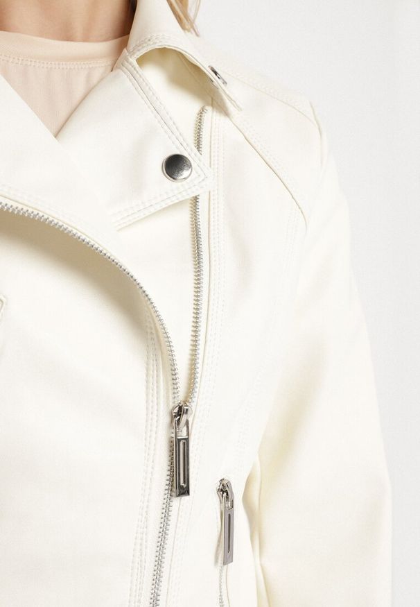 Born2be - Jasnobeżowa Kurtka Ramoneska o Klasycznym Taliowanym Kroju Melonira. Okazja: na co dzień. Kolor: beżowy. Materiał: jeans. Styl: klasyczny