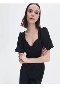 Reserved - Bluzka z ozdobnym dekoltem - czarny. Kolor: czarny. Materiał: włókno, dzianina. Długość: krótkie. Wzór: gładki #1