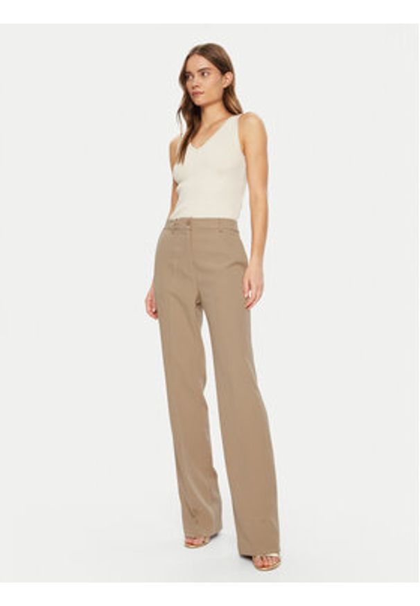 Guess Spodnie materiałowe W4YB30 WFWX2 Brązowy Regular Fit. Kolor: brązowy. Materiał: syntetyk