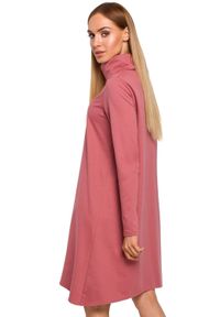 Produkt Polski - Sukienka trapezowa asymetryczna z golfem bawełniana różowa. Typ kołnierza: golf. Kolor: różowy. Materiał: bawełna. Typ sukienki: asymetryczne, trapezowe