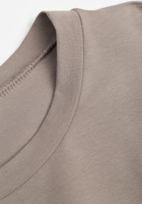 Renee - Ciemnobeżowa Sukienka T-shirtowa z Krótkimi Szerokimi Rękawami Arisea. Okazja: na spotkanie biznesowe. Kolor: beżowy. Długość rękawa: krótki rękaw. Sezon: wiosna, lato. Typ sukienki: proste. Styl: elegancki, biznesowy #2