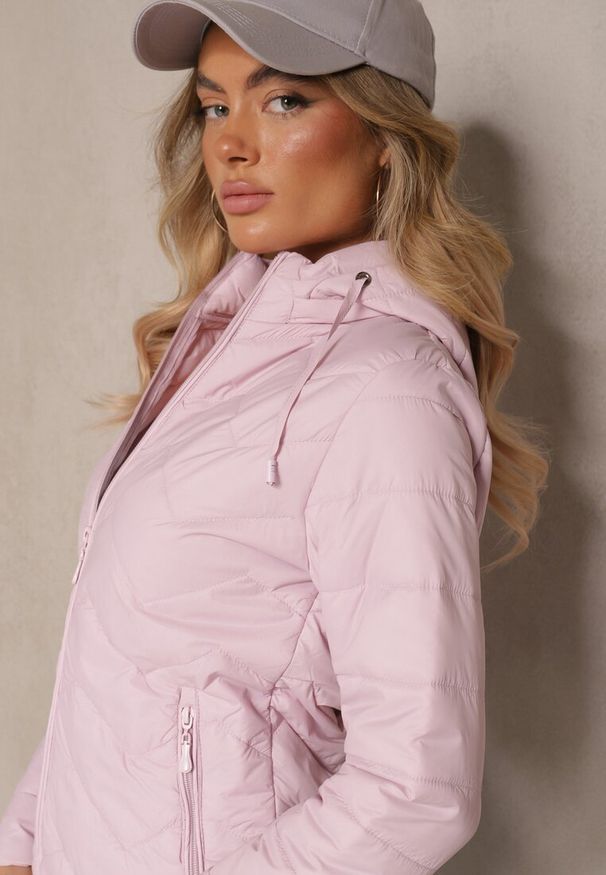 Renee - Jasnoróżowa Kurtka Przejściowa z Pikowaniem i Odpinanym Kapturem Leopia. Okazja: na spacer. Kolor: różowy. Sezon: wiosna, jesień